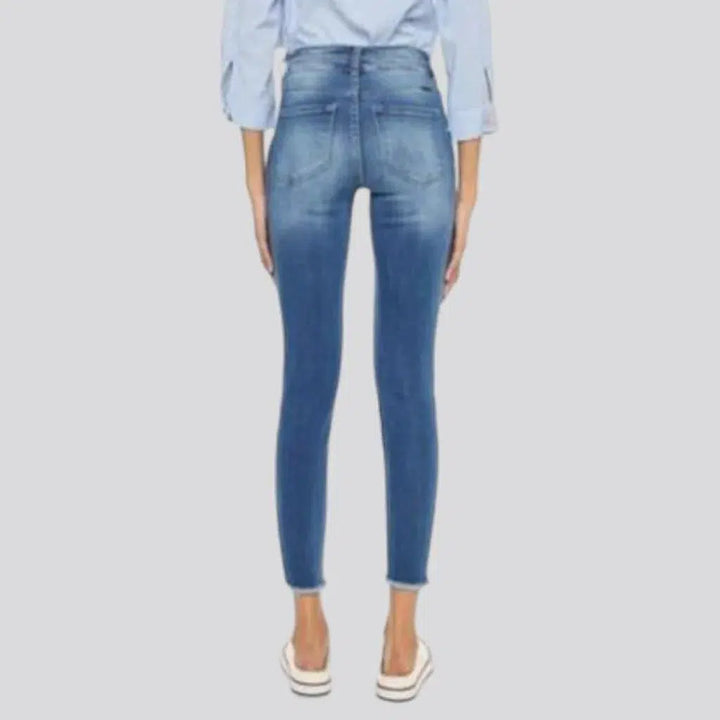 Cutoff-bottoms distressed jeans for women